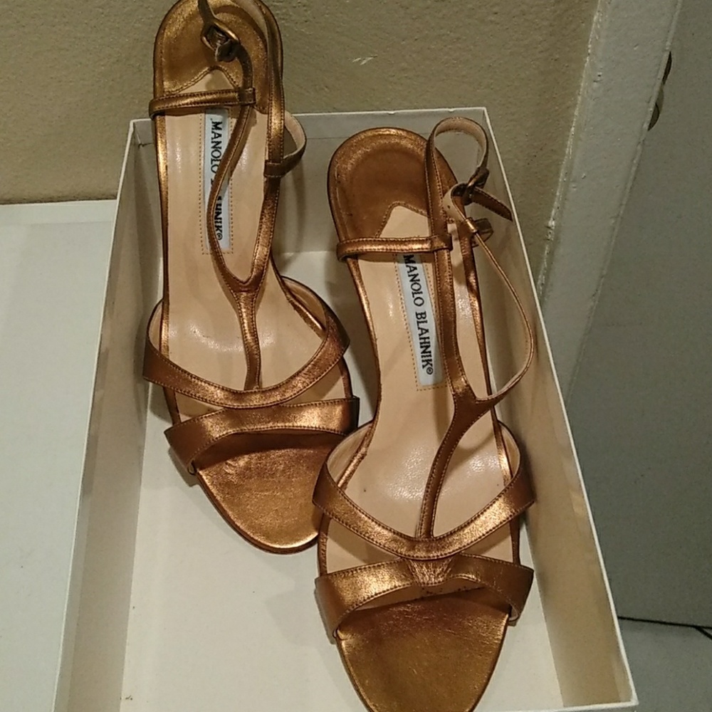 New Manolo blahnik shoes gold